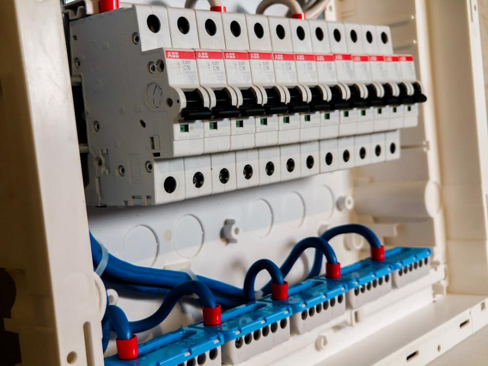 Elektriker: pris, tjenester og når du bør ringe fagfolk